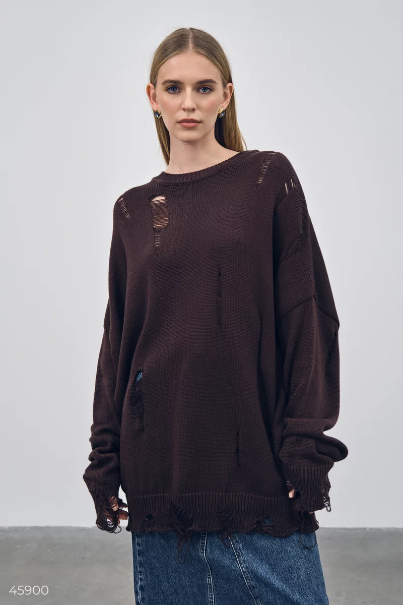Подовжений коричневий светр із рваним краєм фотографія 2