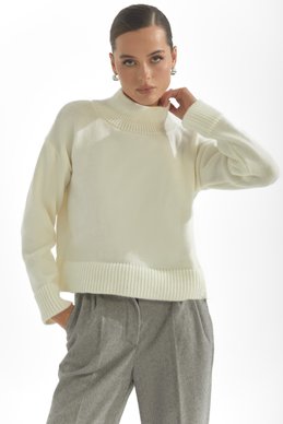 Молочный свитер с высоким воротником фотография 2