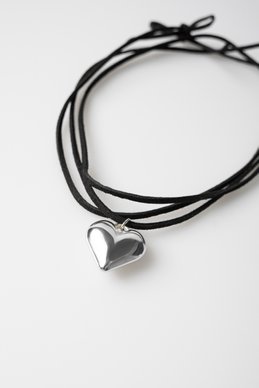 Чорний чокер зі сріблястим серцем фотографія 2