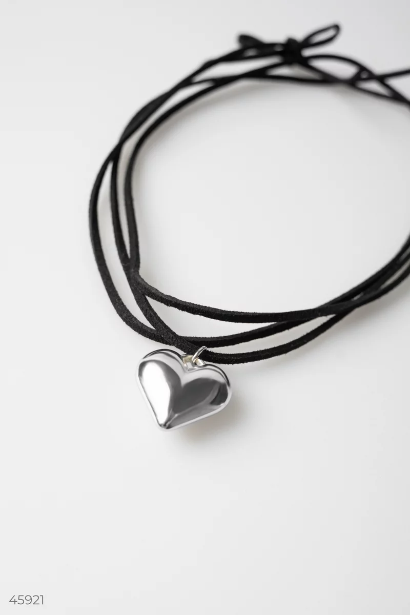 Чорний чокер зі сріблястим серцем фотографія 1