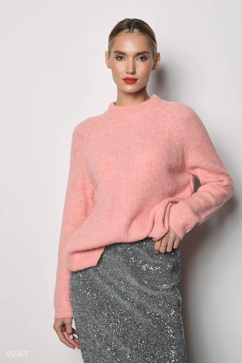 Розовый мягкий свитер фотография 1
