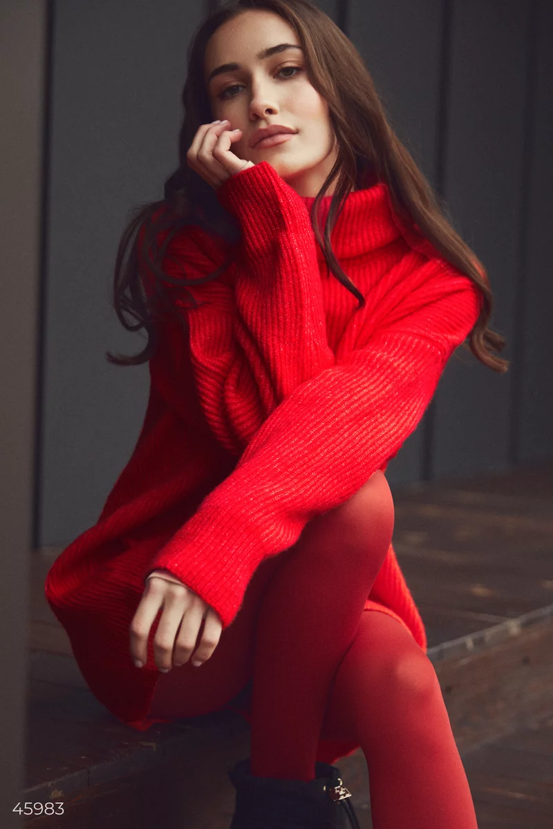 
Красный свитер оверсайз с высокой горловиной фотография 1