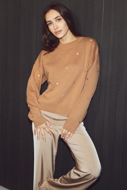 Oversized beige sweater with a heart print photo 2