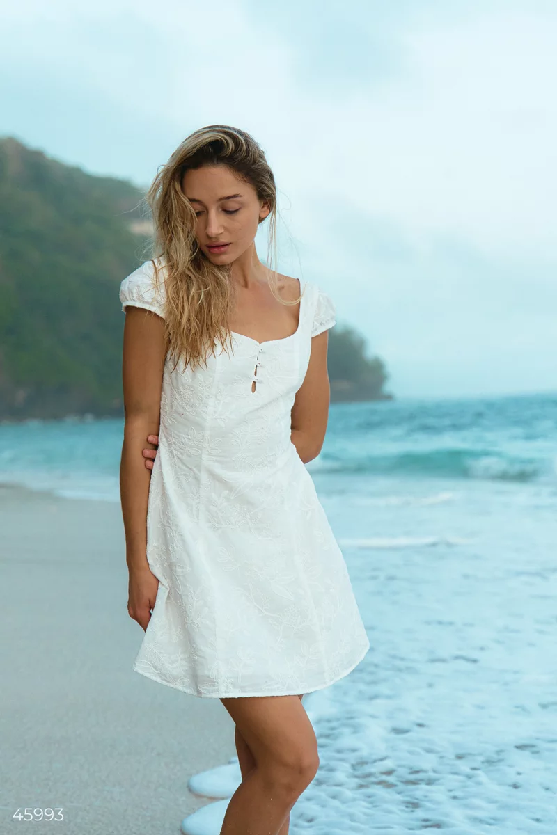 Молочна сукня міні з прошви фотографія 3