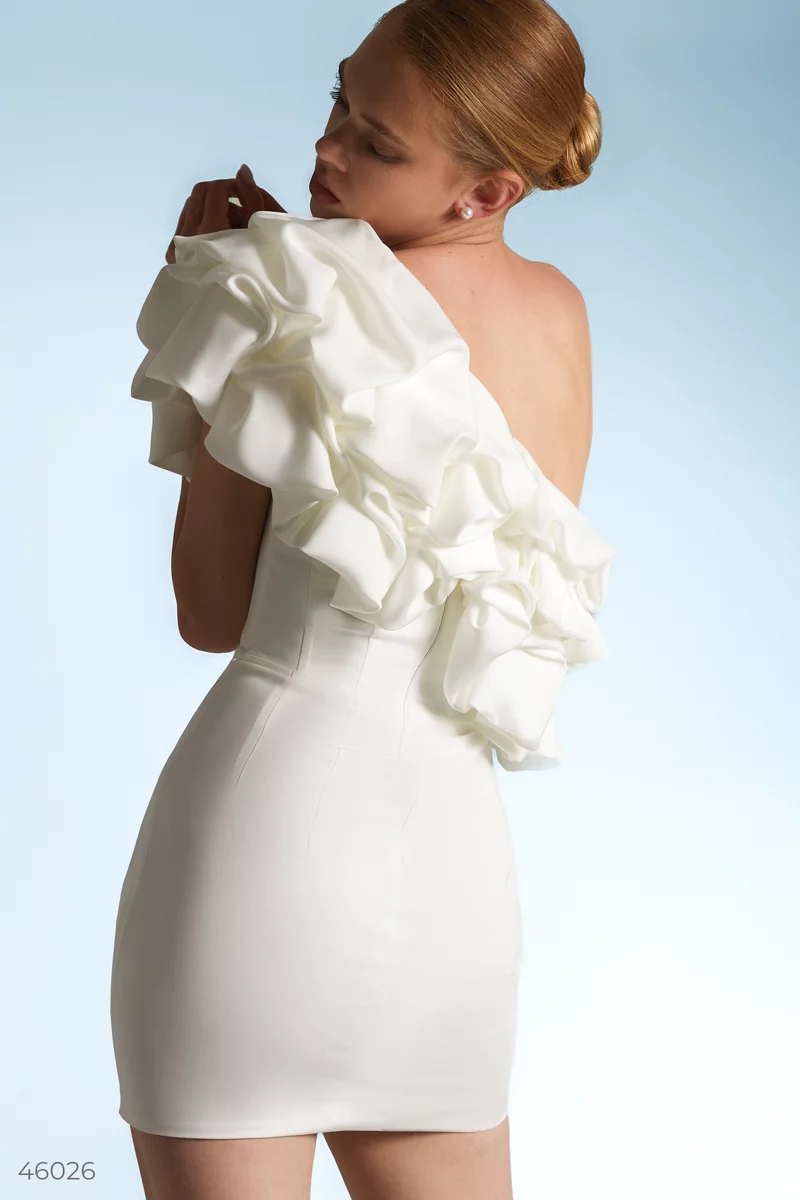 Молочное сатиновое платье мини с рюшами фотография 4