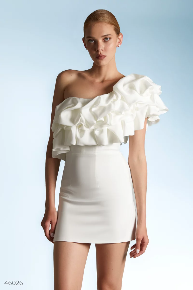 Молочное сатиновое платье мини с рюшами фотография 5