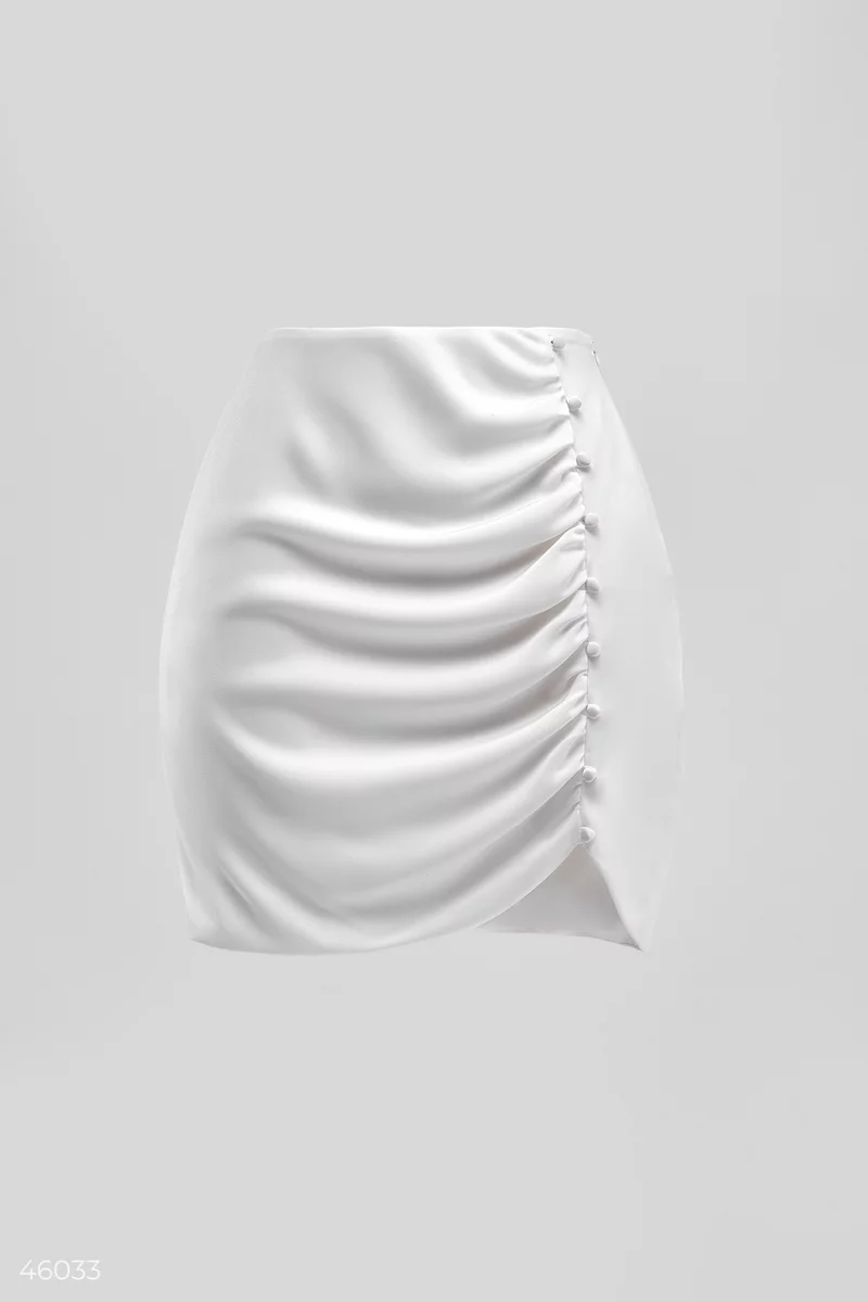 Молочна сатинова спідниця з декоративними гудзиками фотографія 5