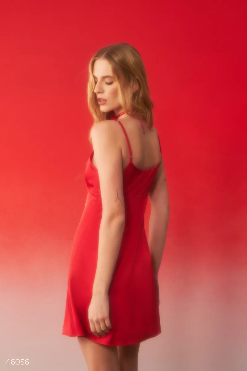 Червона шовкова сукня міні на бретелях фотографія 5