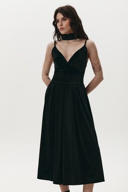 Черное велюровое платье на бретелях фотография 2