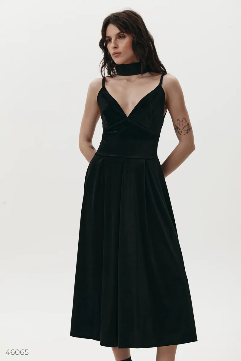Чорна велюрова сукня на бретелях фотографія 1