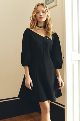 Черное платье мини с открытыми плечами фотография 1