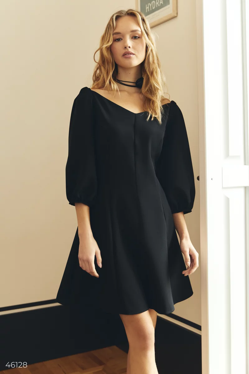 Черное платье мини с открытыми плечами фотография 1