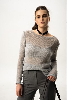 Gray sweater made of textured knitted fabric photo 1