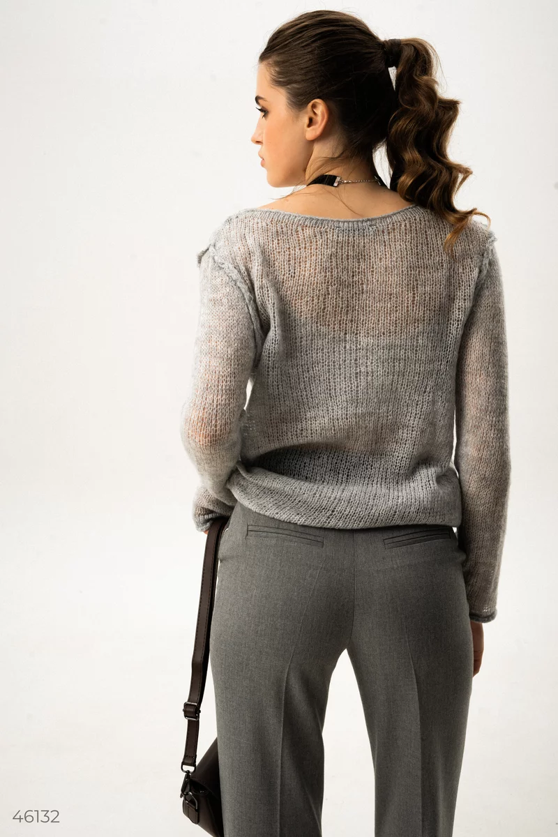 Серый свитер из вязаного фактурного трикотажа фотография 4