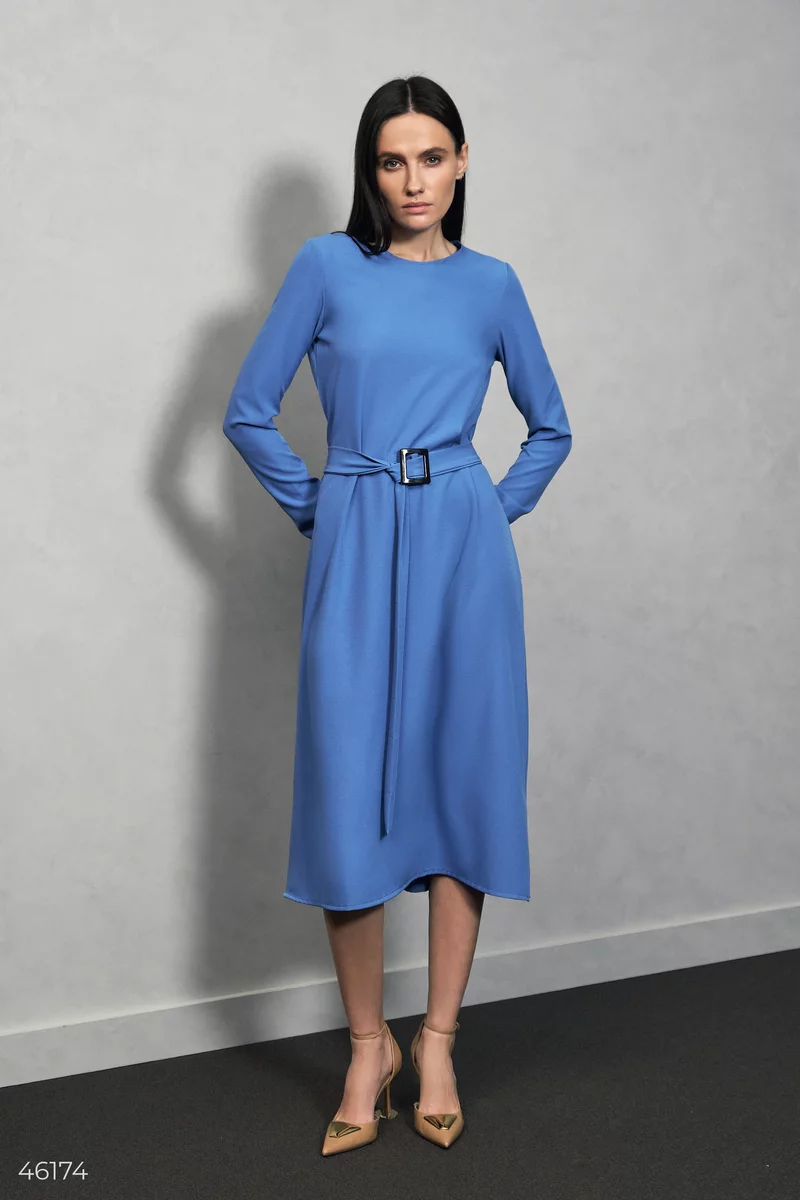 Голубое платье миди с поясом фотография 1