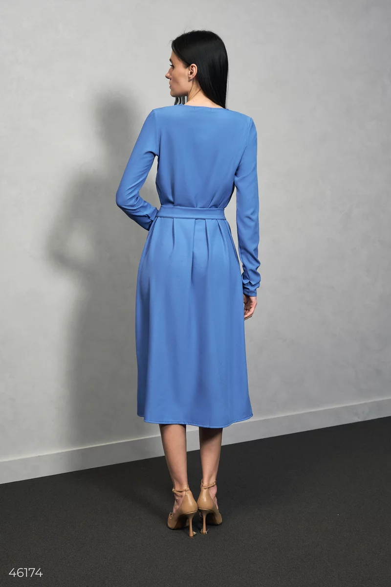 Блакитна сукня міді з поясом фотографія 4
