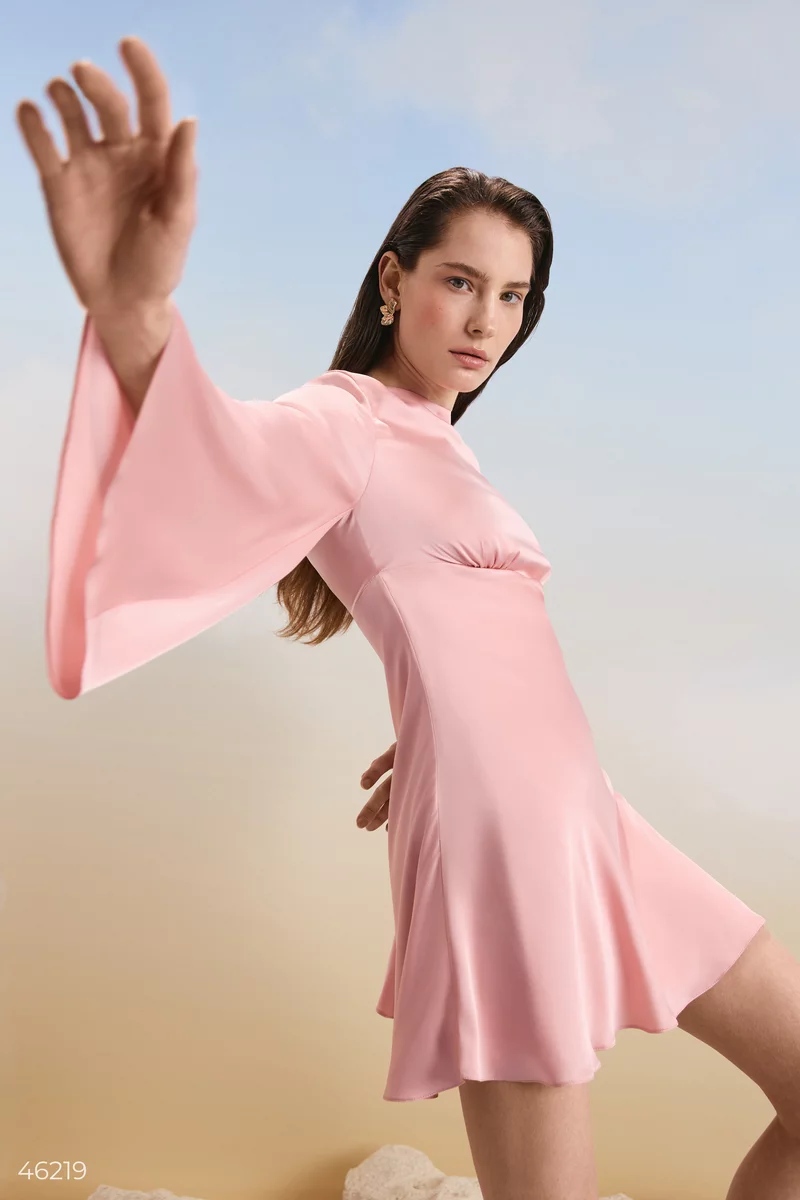 Розовое платье мини с рукавом-клеш фотография 1