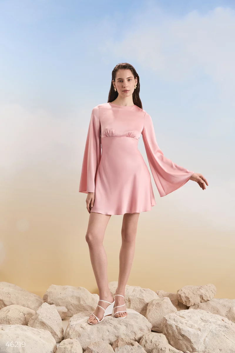 Розовое платье мини с рукавом-клеш фотография 3