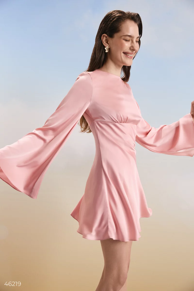 Розовое платье мини с рукавом-клеш фотография 1