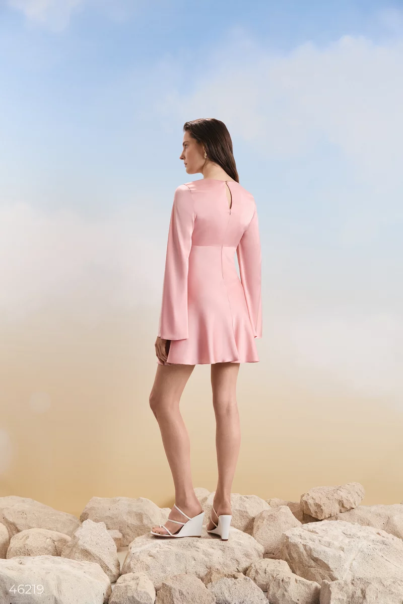 Розовое платье мини с рукавом-клеш фотография 4