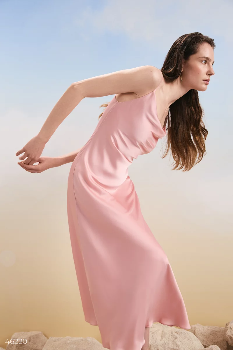 Розовое платье макси на тонких бретелях фотография 3