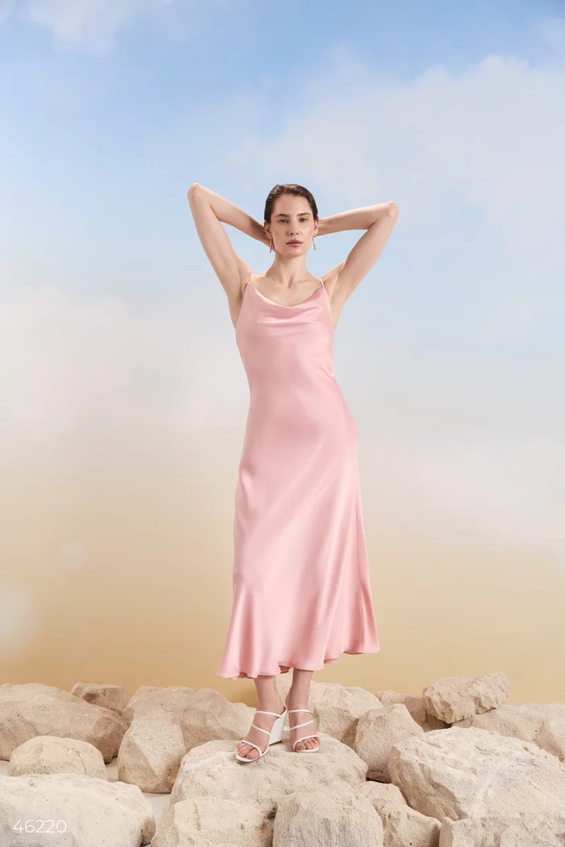 Розовое платье макси на тонких бретелях фотография 1