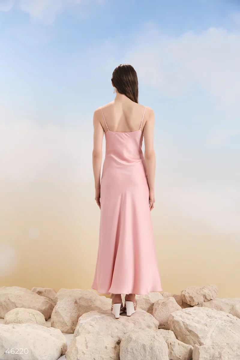 Розовое платье макси на тонких бретелях фотография 5