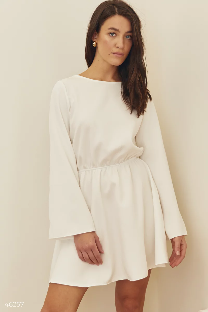 Белое платье с открытой спиной на завязке фотография 3