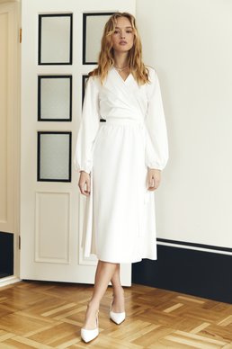 Біла сукня міді на запа́х фотографія 1