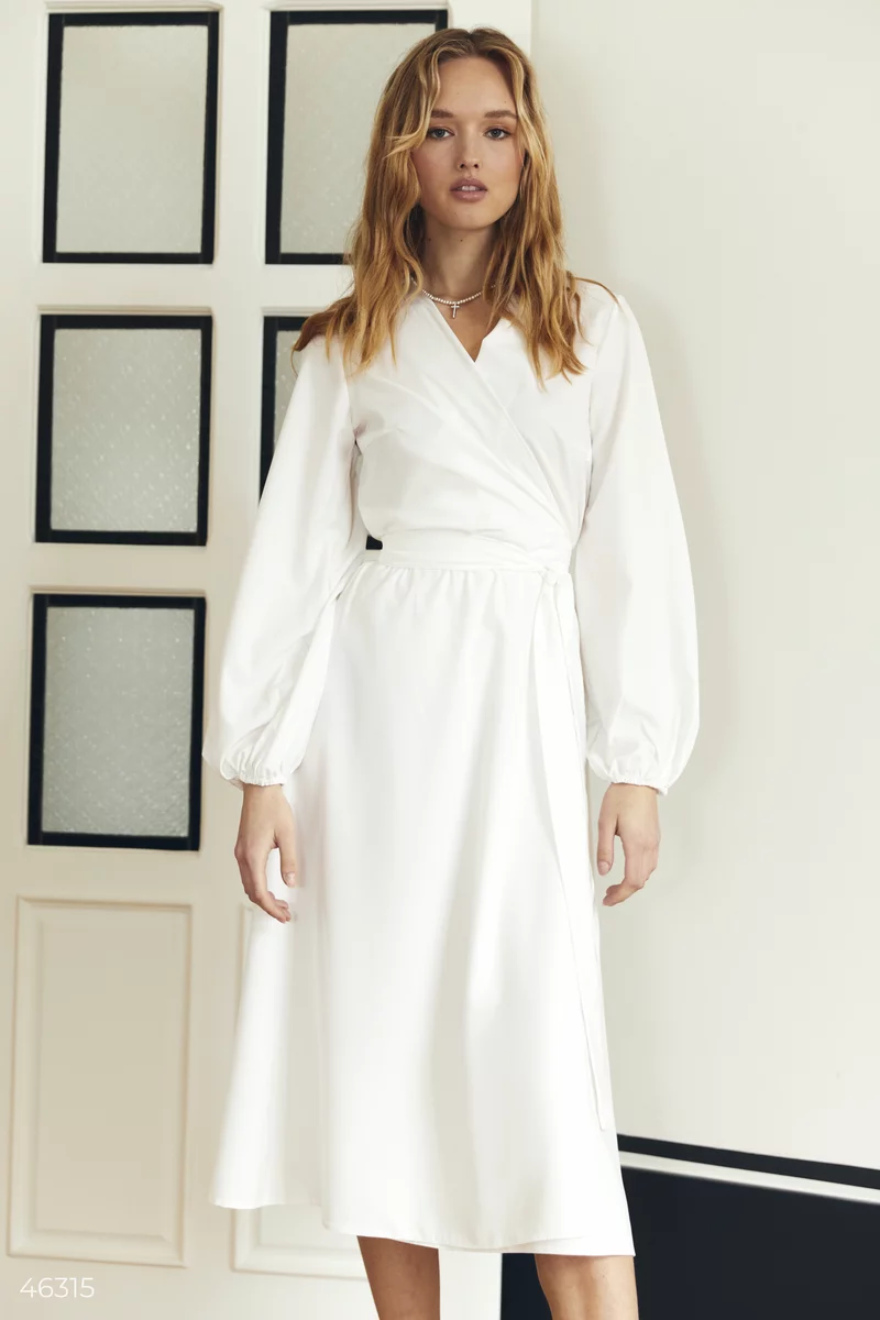 Біла сукня міді на запа́х фотографія 3