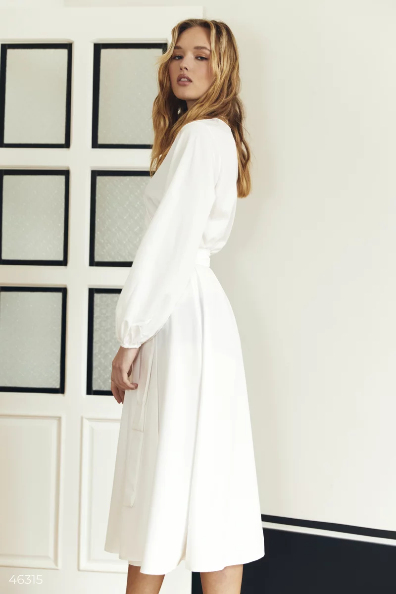 Біла сукня міді на запа́х фотографія 4