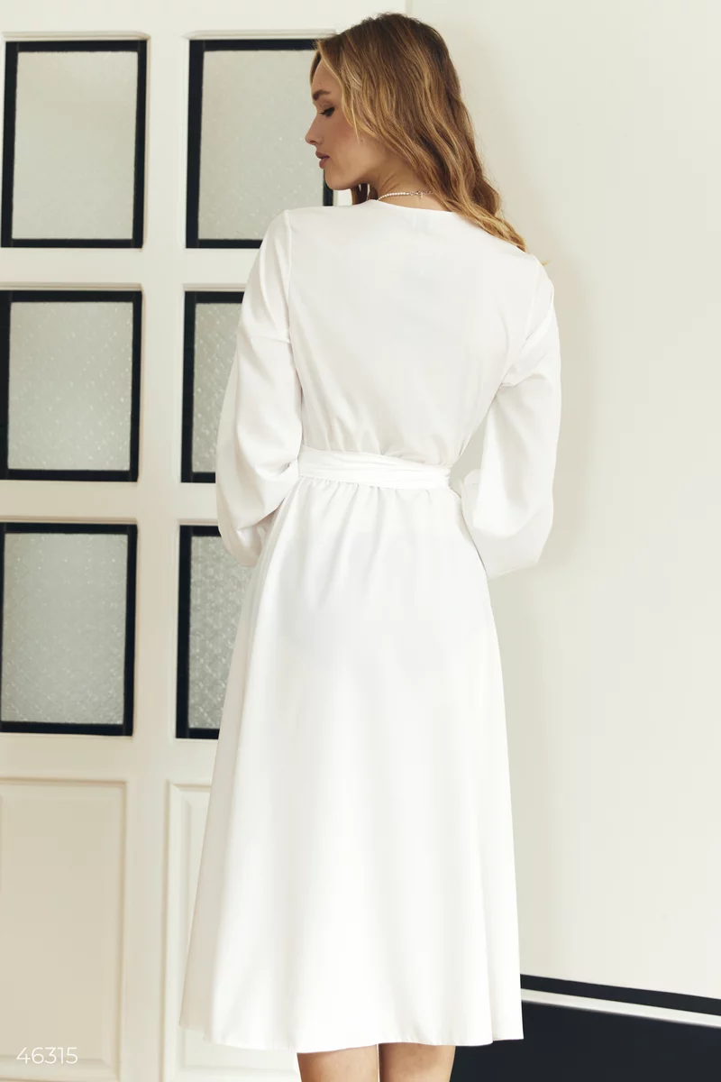 Біла сукня міді на запа́х фотографія 5