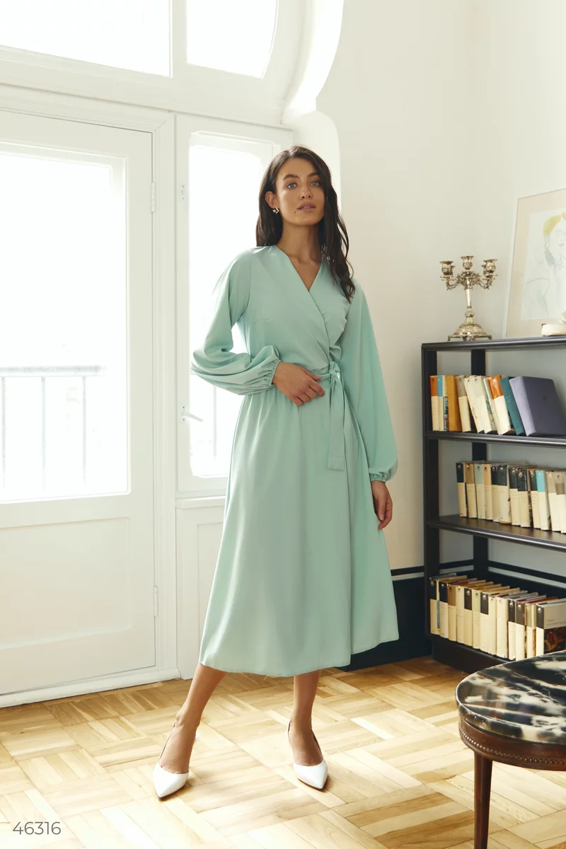 An olive-colored midi dress with a scent photo 1