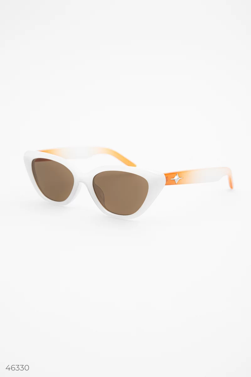 Білі сонцезахисні окуляри фотографія 3