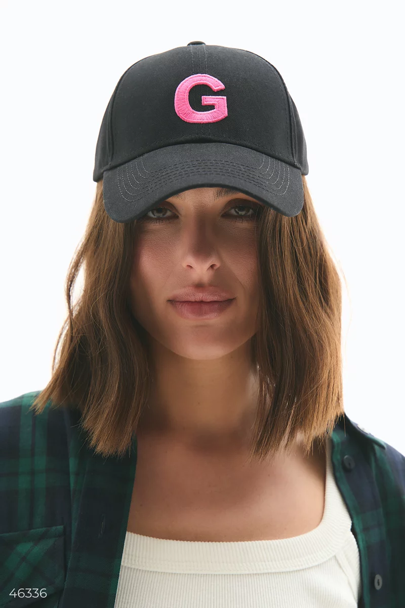 Black baseball cap with embroidered letter G photo 2