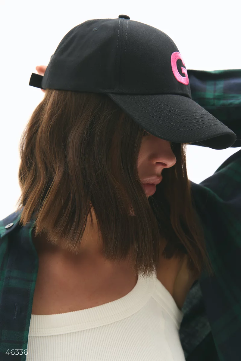 Black baseball cap with embroidered letter G photo 4