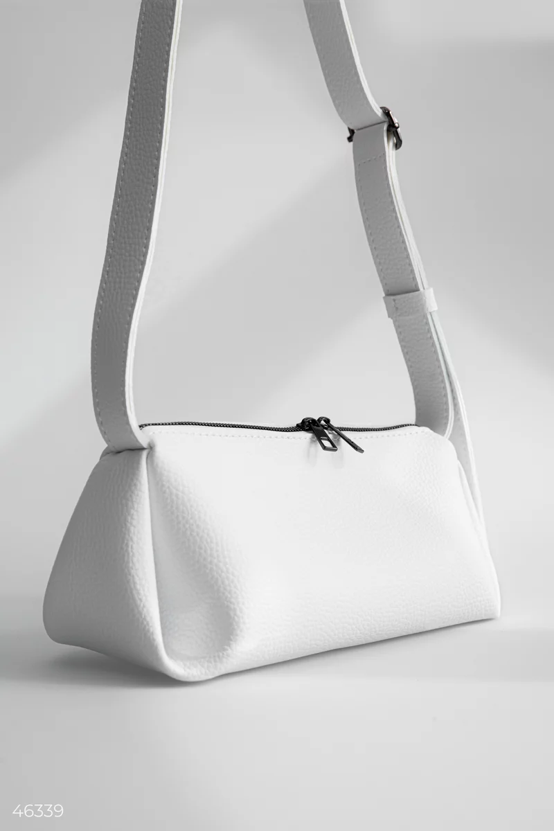 Белая сумка-багет из экокожи фотография 1