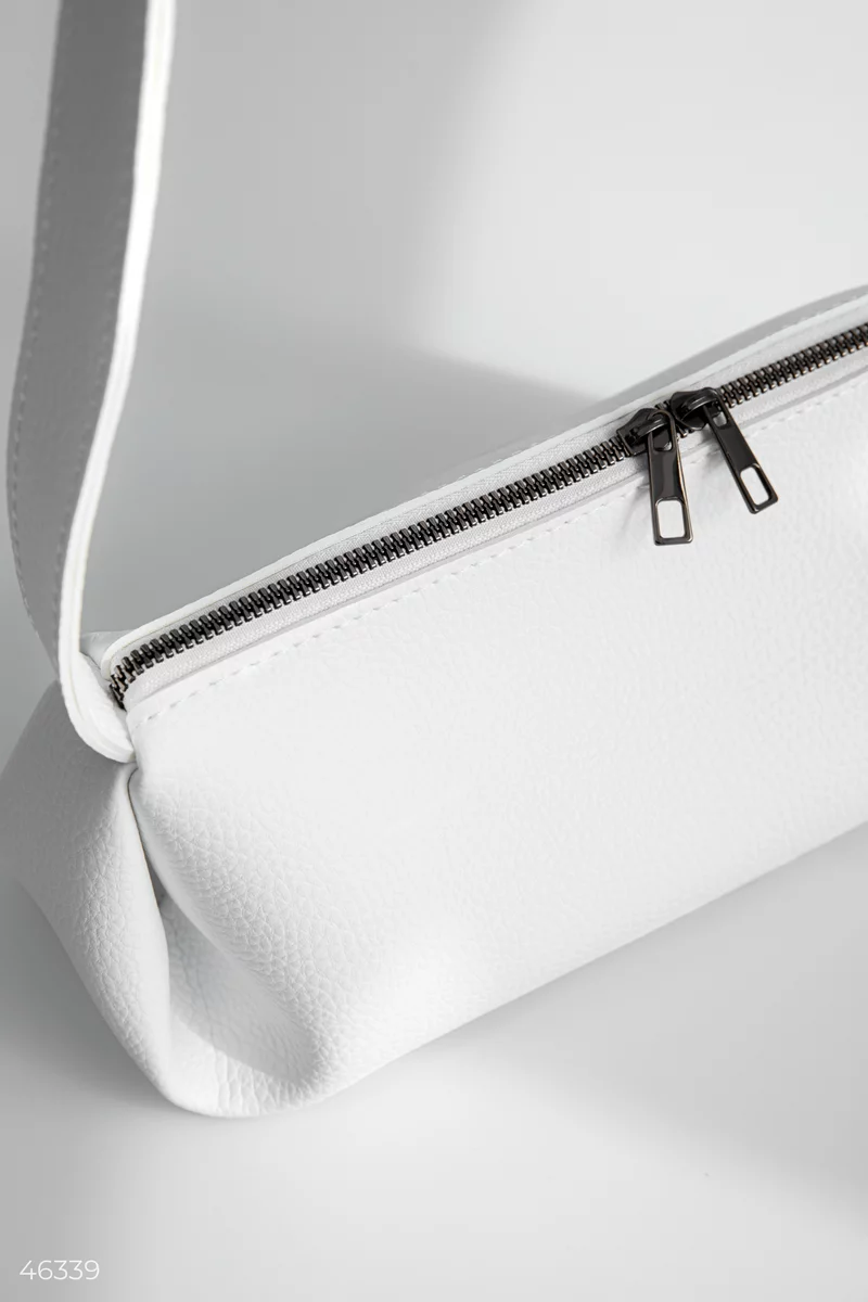 Белая сумка-багет из экокожи фотография 2