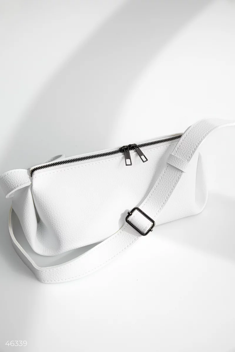 Белая сумка-багет из экокожи фотография 3