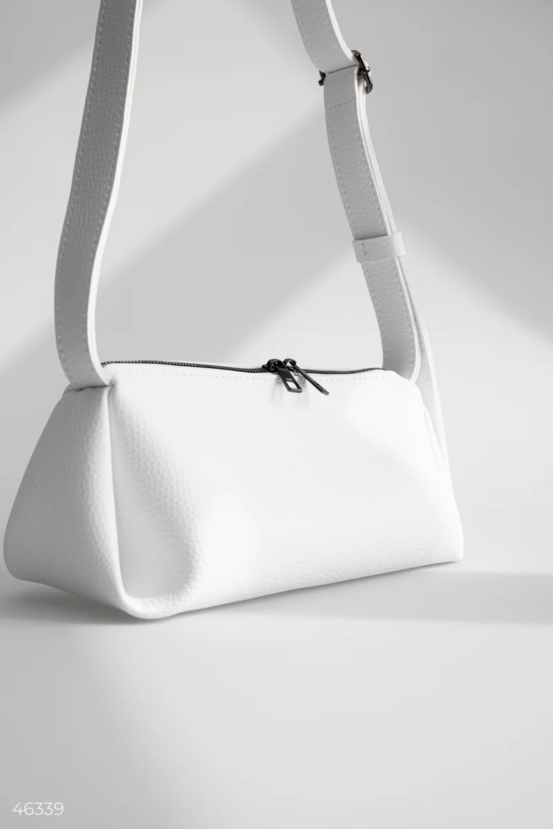 Белая сумка-багет из экокожи фотография 4