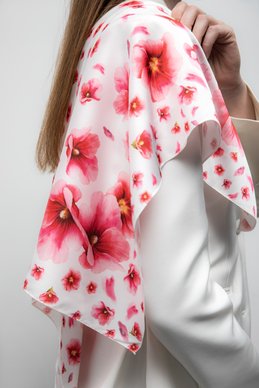 Розовый шелковый платок с принтом 'Мальва' фотография 4