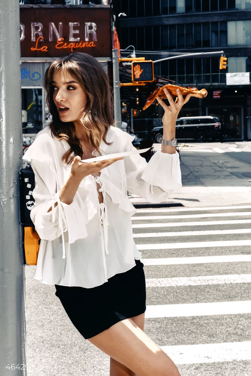 Белая шифоновая блуза с рюшами фотография 1