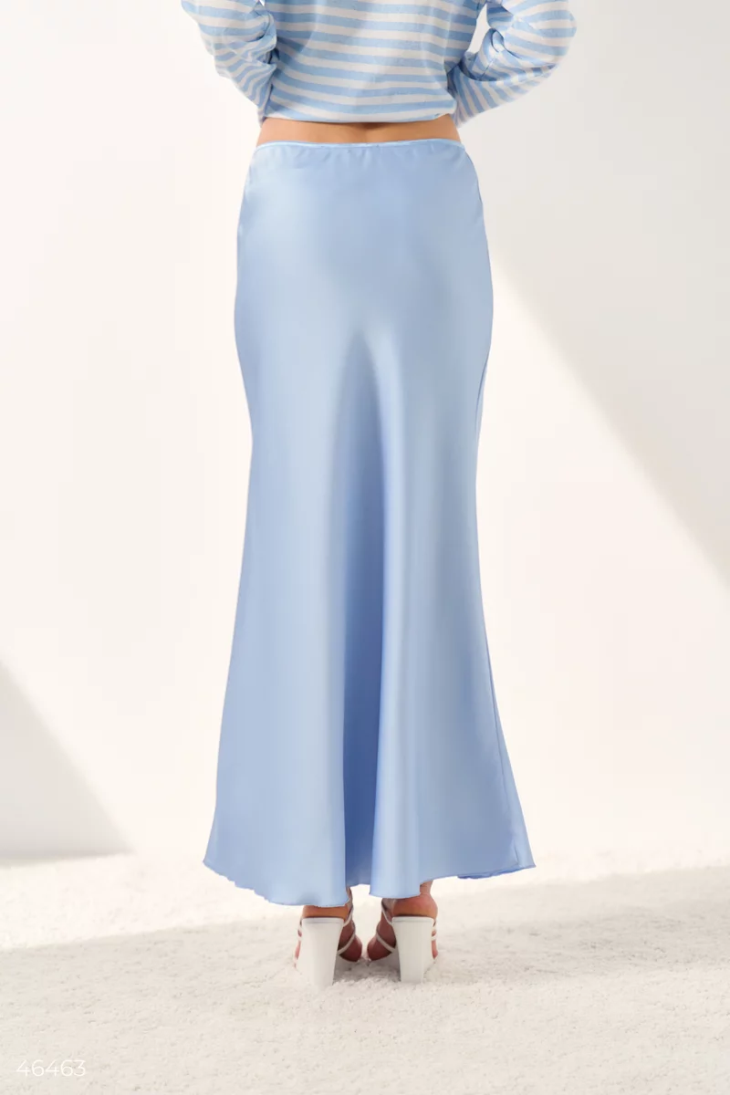 Голубая шелковая юбка макси фотография 4