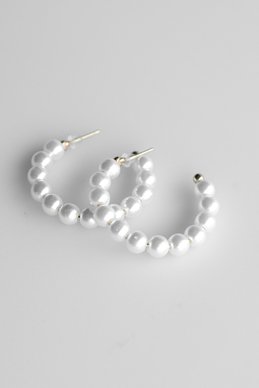 Round golden earrings with pearls