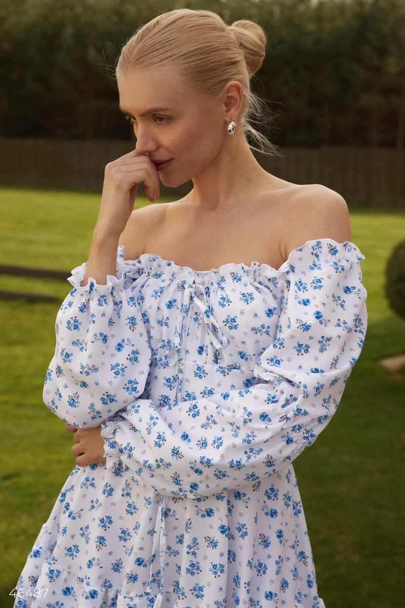 Белое платье с голубым цветочным принтом фотография 2