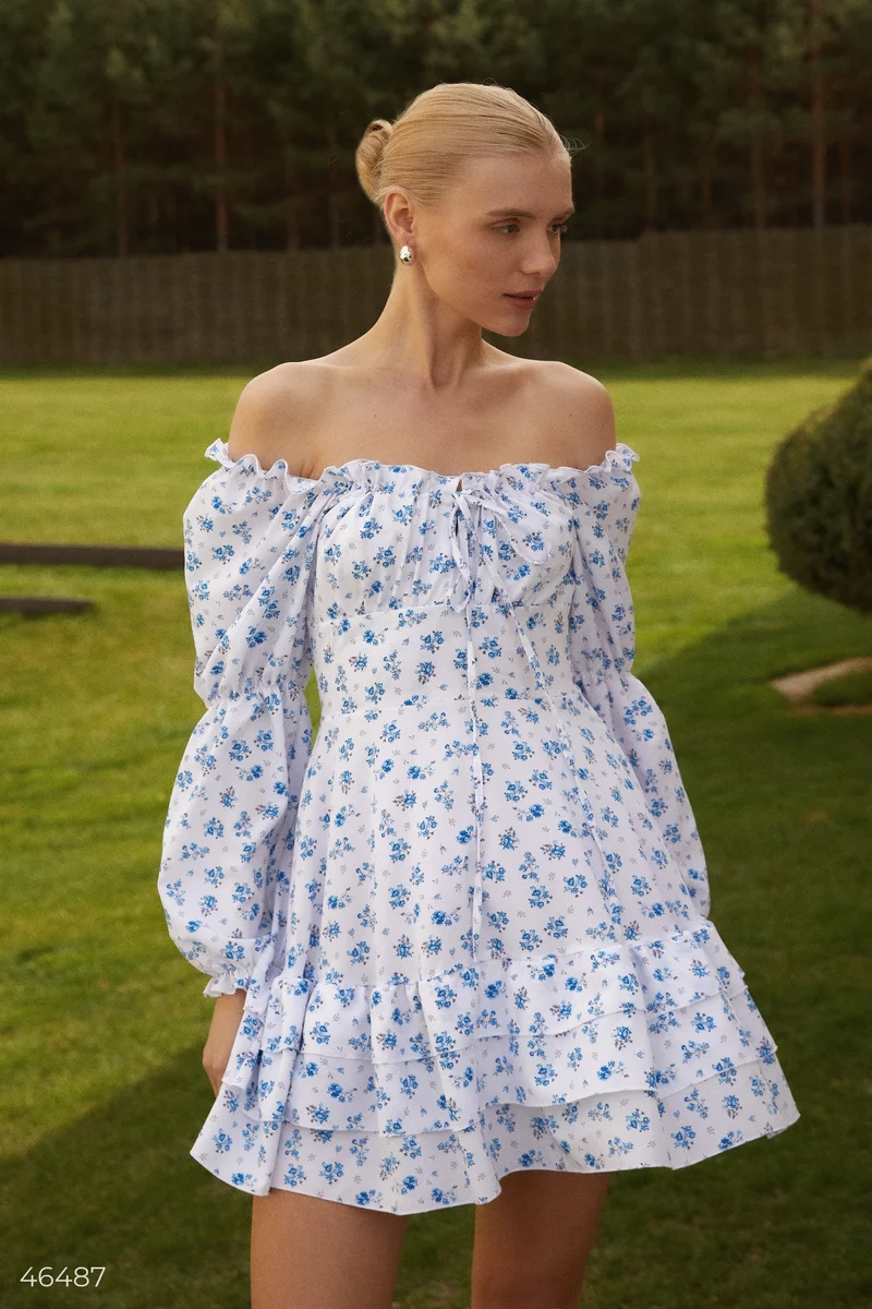 Біла сукня з блакитним квітковим принтом фотографія 3