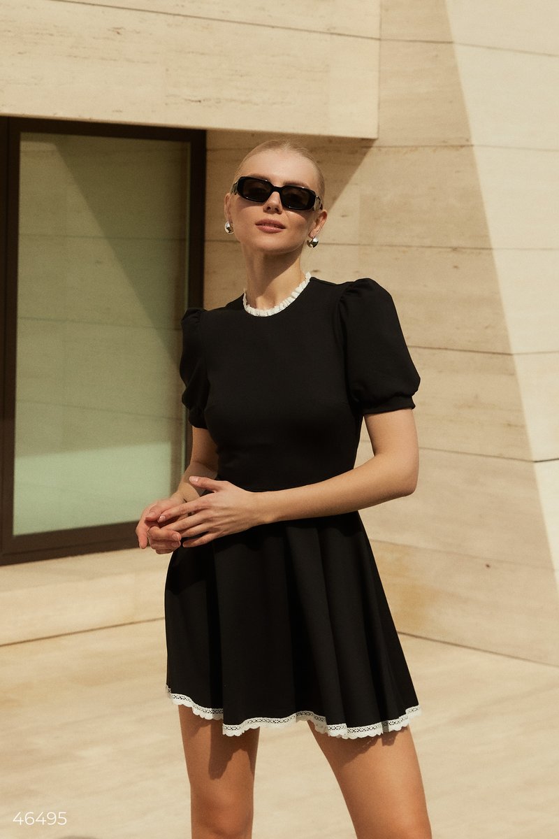 

Чорна сукня міні з контрастним мереживом