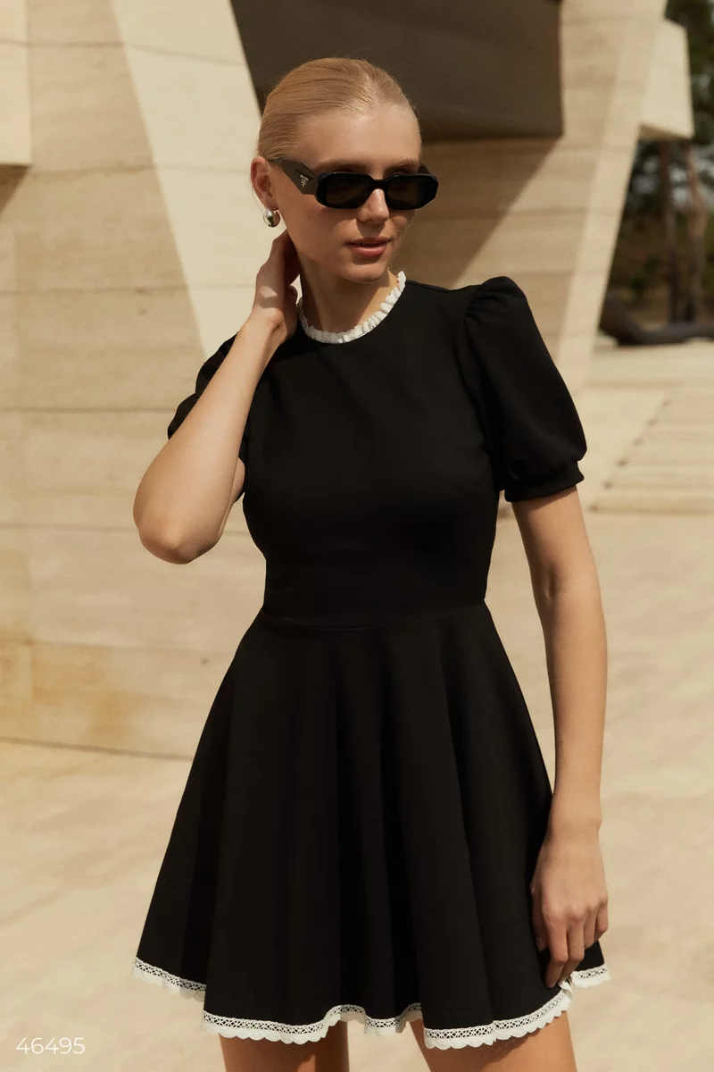 Чорна сукня міні з контрастним мереживом фотографія 3