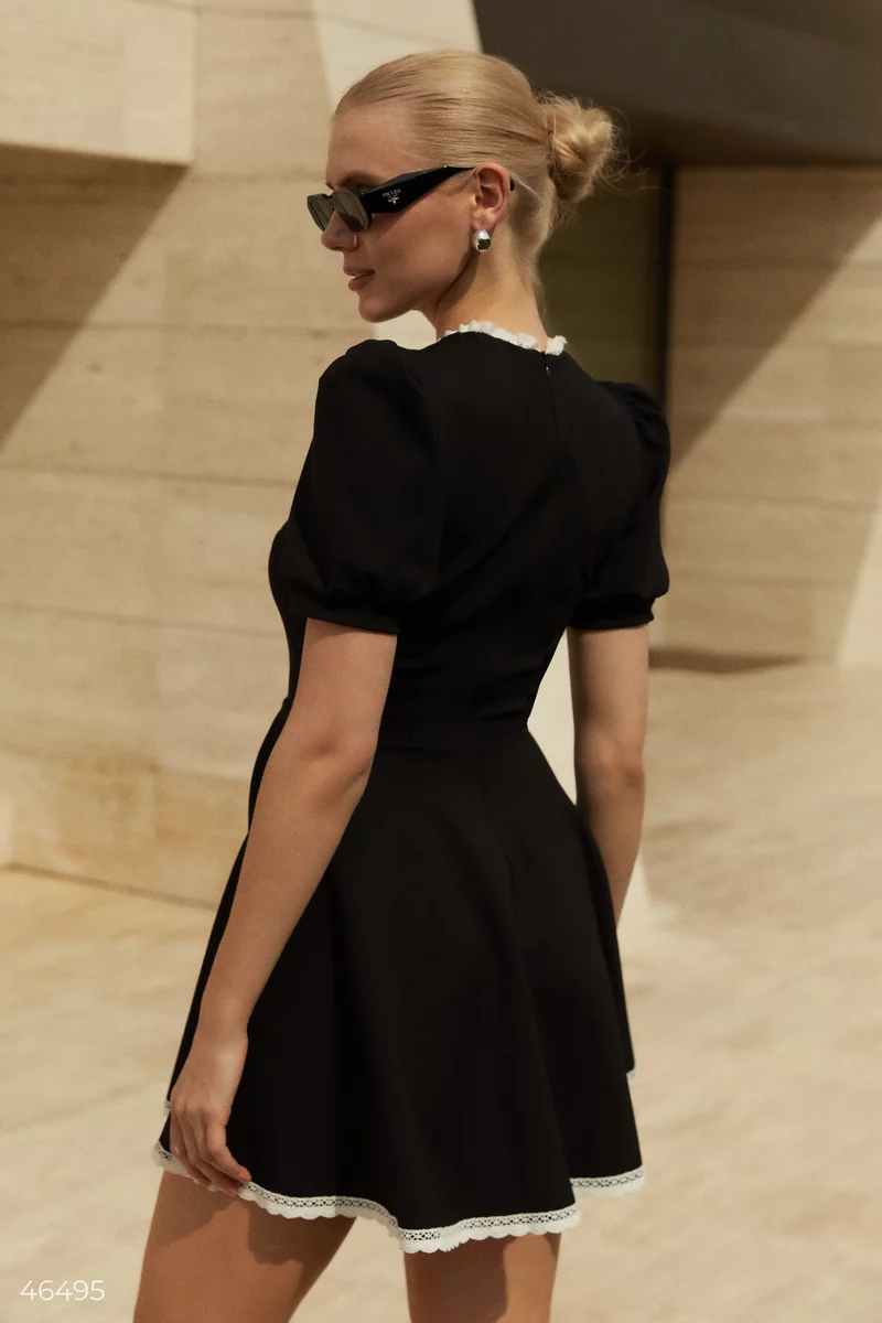 Черное платье мини с контрастным кружевом фотография 4