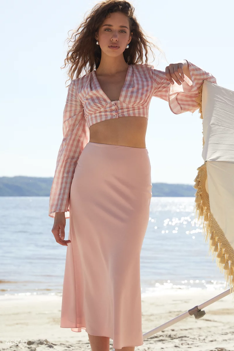 Нежно-розовая сатиновая юбка миди фотография 1